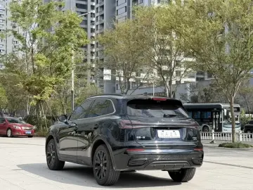 2025 Hongqi HS5 с пробегом 16 000 км