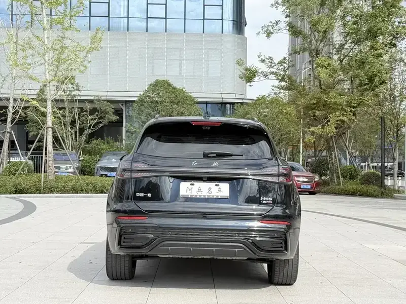 2025 Hongqi HS5 с пробегом 16 000 км