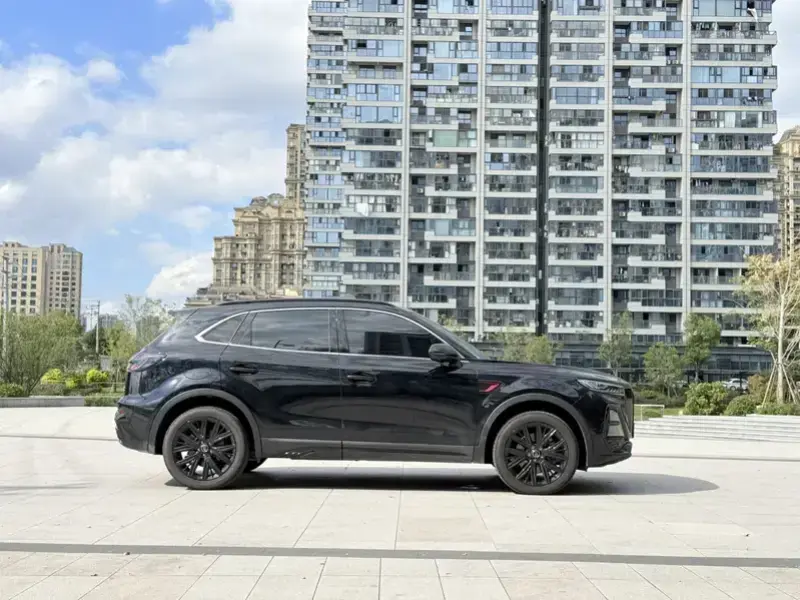 2025 Hongqi HS5 с пробегом 16 000 км