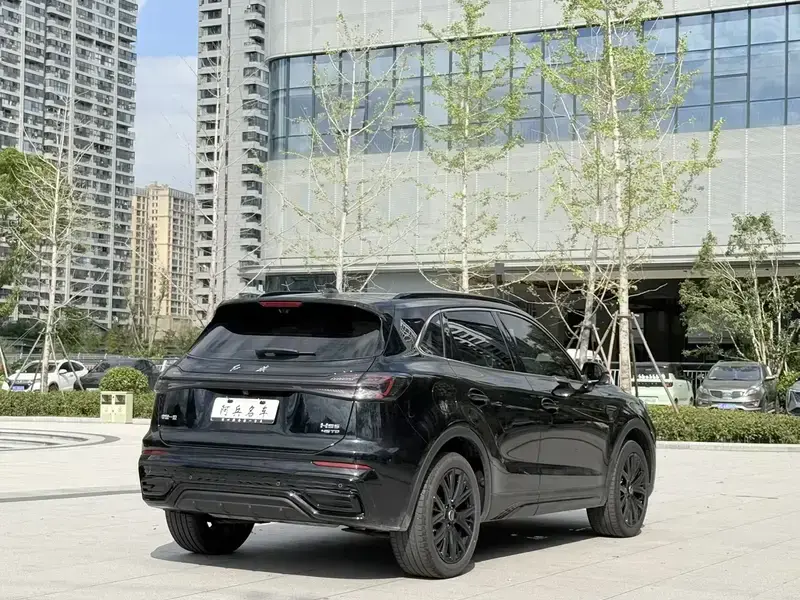 2025 Hongqi HS5 с пробегом 16 000 км