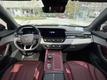 2025 Hongqi HS5 с пробегом 16 000 км