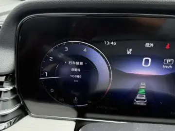 2025 Hongqi HS5 с пробегом 16 000 км