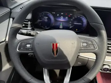 2025 Hongqi HS5 с пробегом 16 000 км
