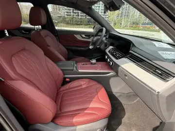 2025 Hongqi HS5 с пробегом 16 000 км