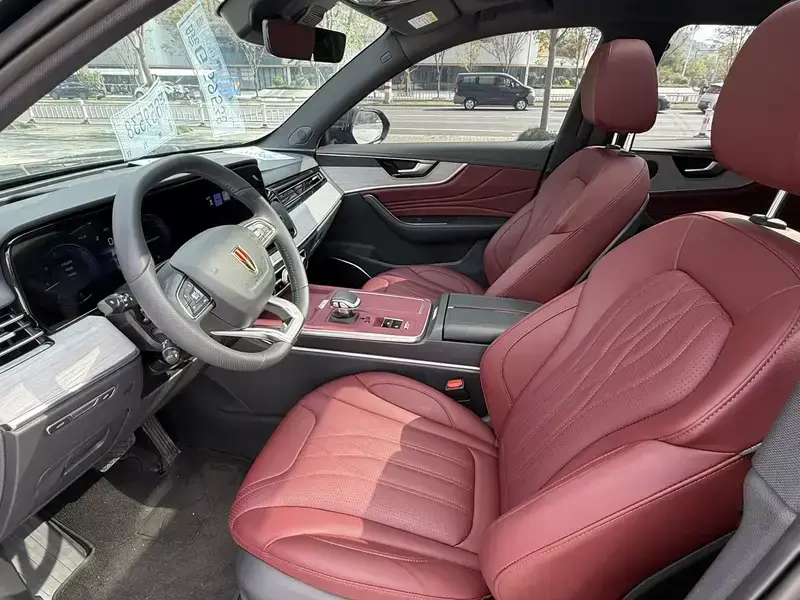 2025 Hongqi HS5 с пробегом 16 000 км