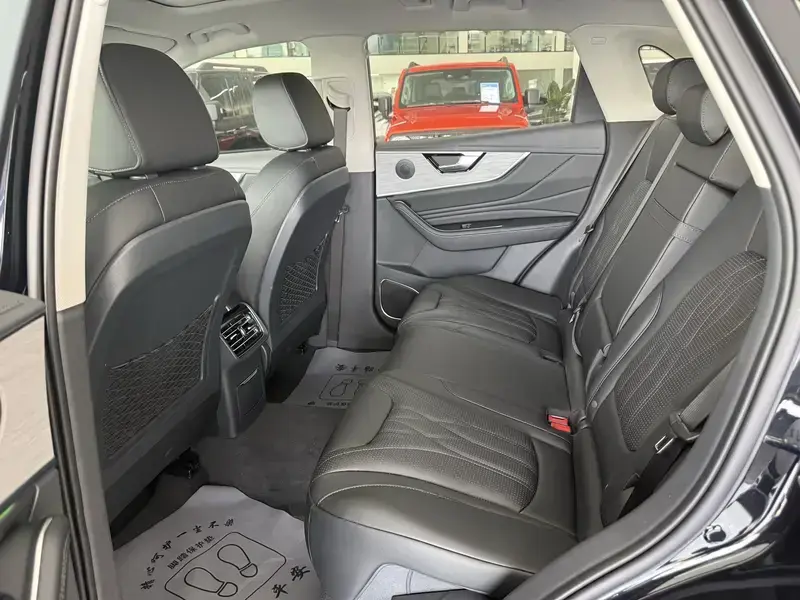2025 Hongqi HS5 с пробегом 35 000 км