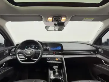 2023 Hyundai Elantra с пробегом 23 700 км