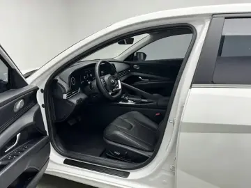2023 Hyundai Elantra с пробегом 23 700 км