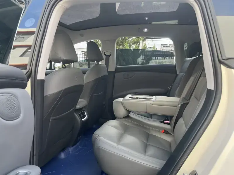 2023 IM Motors (Zhiji) LS6 с пробегом 22 000 км