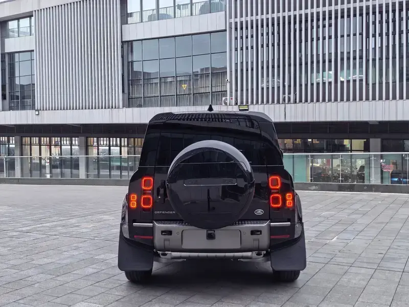 2025 Land Rover Defender с пробегом 11 000 км