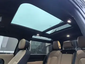 2025 Land Rover Defender с пробегом 11 000 км