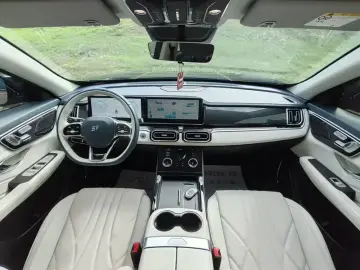 2024 JETOUR Shanhai L7 с пробегом 48 000 км