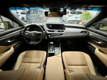 2021 Lexus ES с пробегом 62 000 км
