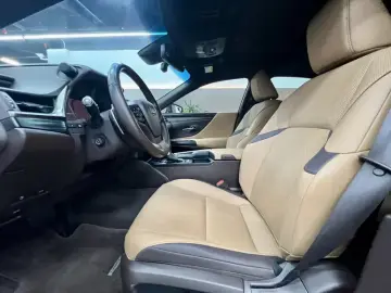 2021 Lexus ES с пробегом 62 000 км