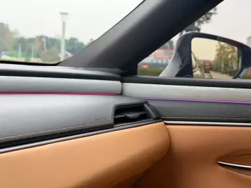 2025 Lexus ES с пробегом 11 000 км
