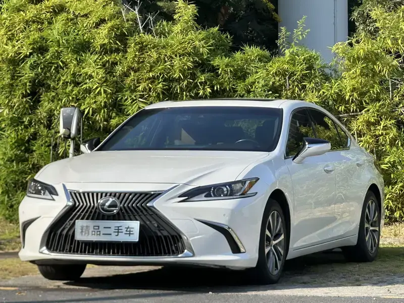 2020 Lexus ES с пробегом 70 000 км
