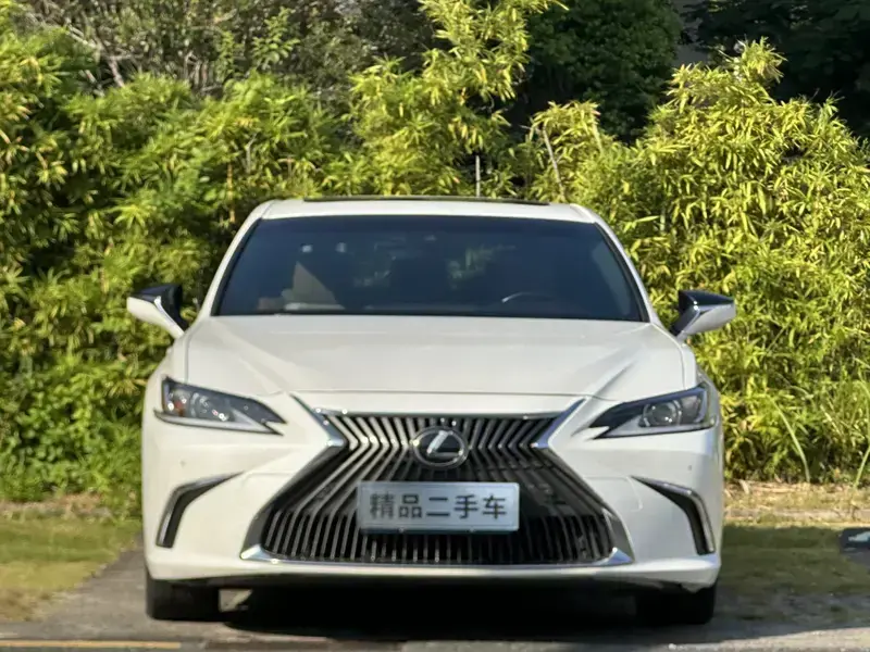 2020 Lexus ES с пробегом 70 000 км