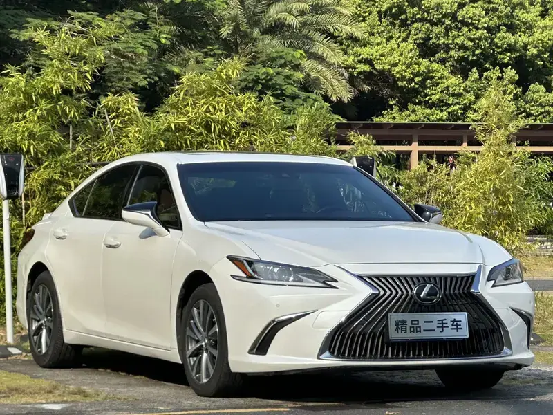 2020 Lexus ES с пробегом 70 000 км