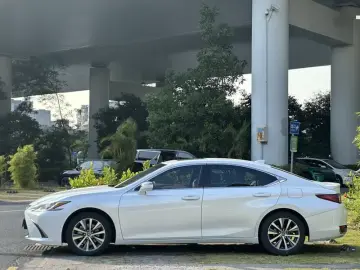2020 Lexus ES с пробегом 70 000 км