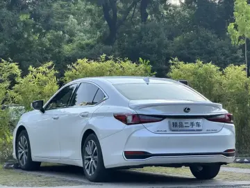 2020 Lexus ES с пробегом 70 000 км