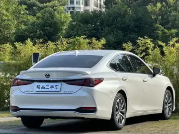 2020 Lexus ES с пробегом 70 000 км