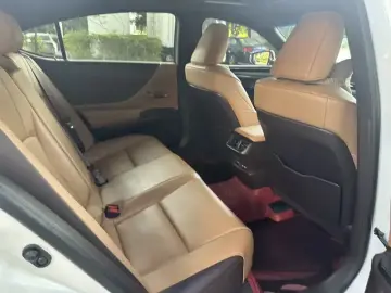 2020 Lexus ES с пробегом 70 000 км