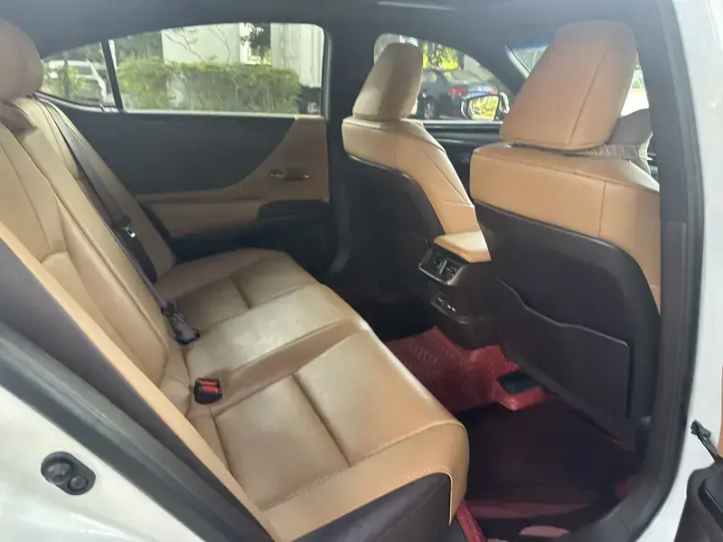 2020 Lexus ES с пробегом 70 000 км