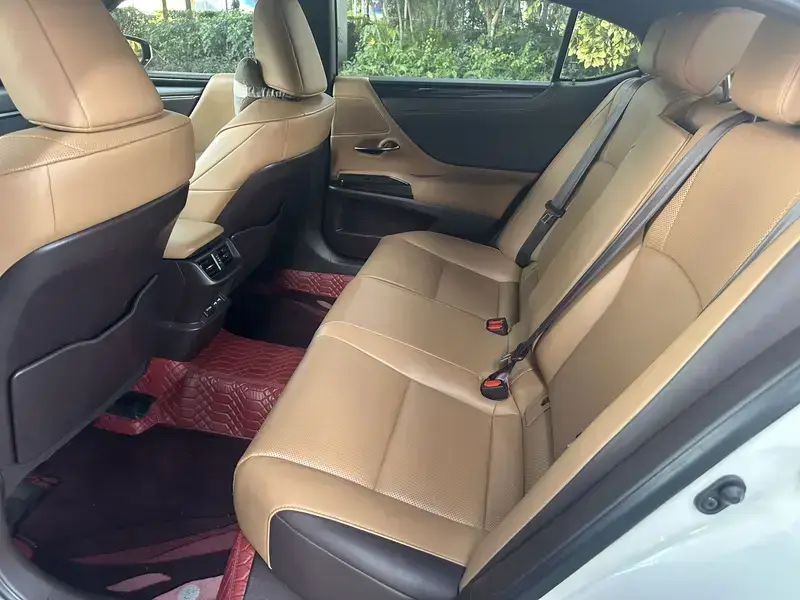 2020 Lexus ES с пробегом 70 000 км