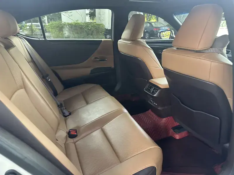 2020 Lexus ES с пробегом 70 000 км