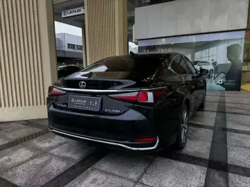 2022 Lexus ES с пробегом 57 000 км