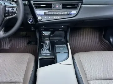 2021 Lexus ES с пробегом 41 500 км
