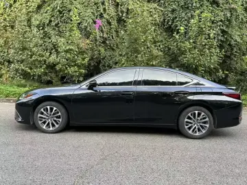 2022 Lexus ES с пробегом 38 000 км