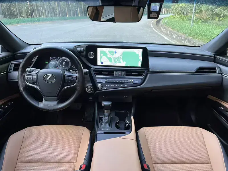2022 Lexus ES с пробегом 38 000 км