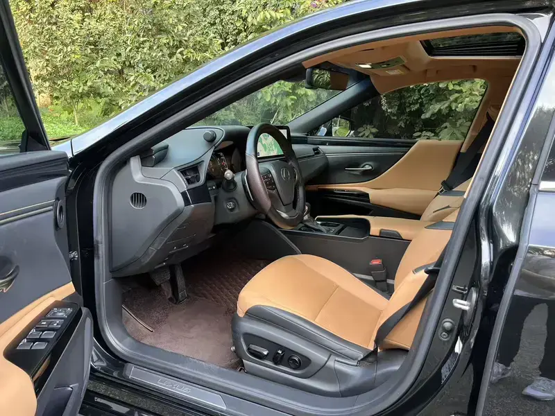 2022 Lexus ES с пробегом 38 000 км