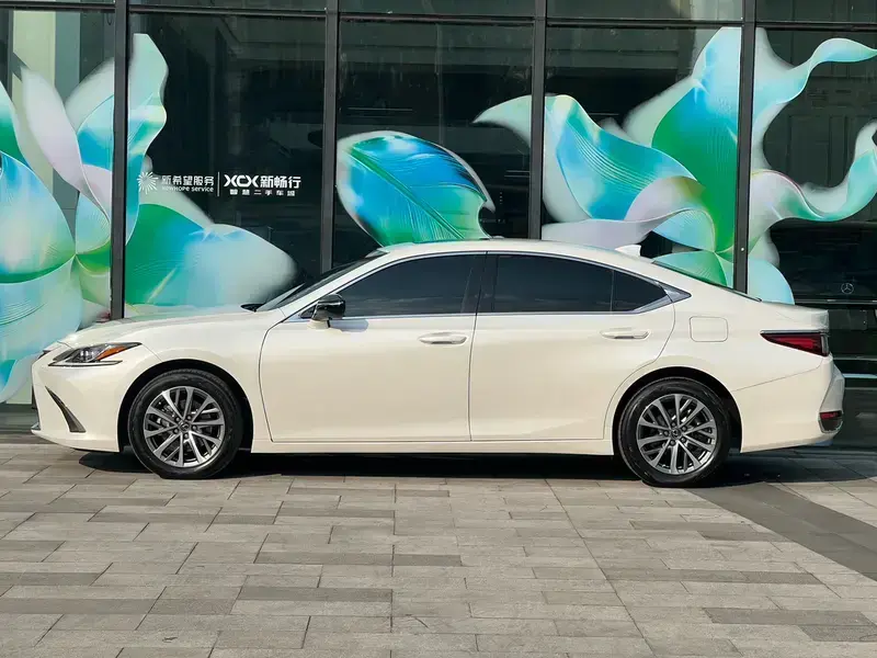 2024 Lexus ES с пробегом 29 000 км