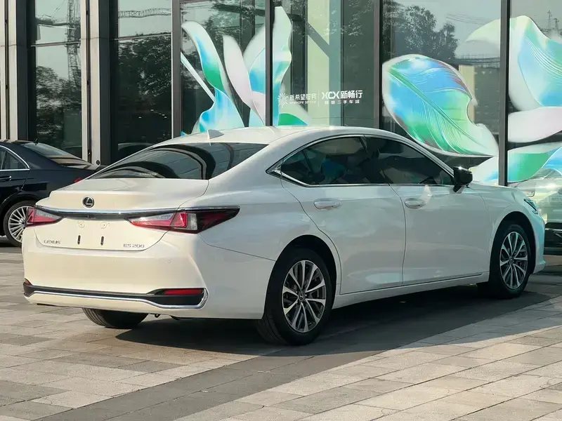 2024 Lexus ES с пробегом 29 000 км