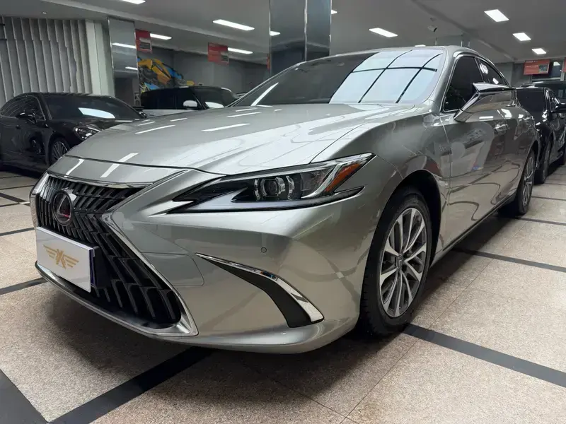 2022 Lexus ES с пробегом 42 000 км