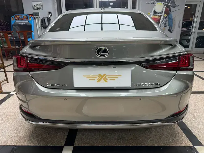 2022 Lexus ES с пробегом 42 000 км