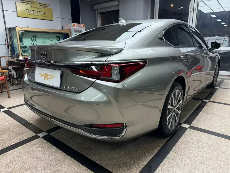 2022 Lexus ES с пробегом 42 000 км