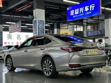 2022 Lexus ES с пробегом 40 000 км