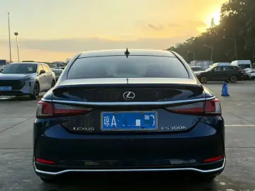 2022 Lexus ES с пробегом 60 000 км