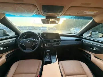 2022 Lexus ES с пробегом 60 000 км