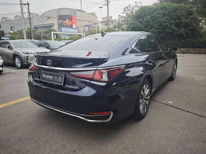2021 Lexus ES с пробегом 34 800 км