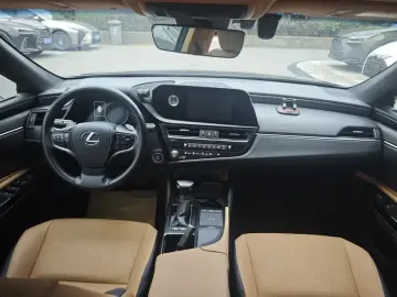 2021 Lexus ES с пробегом 34 800 км