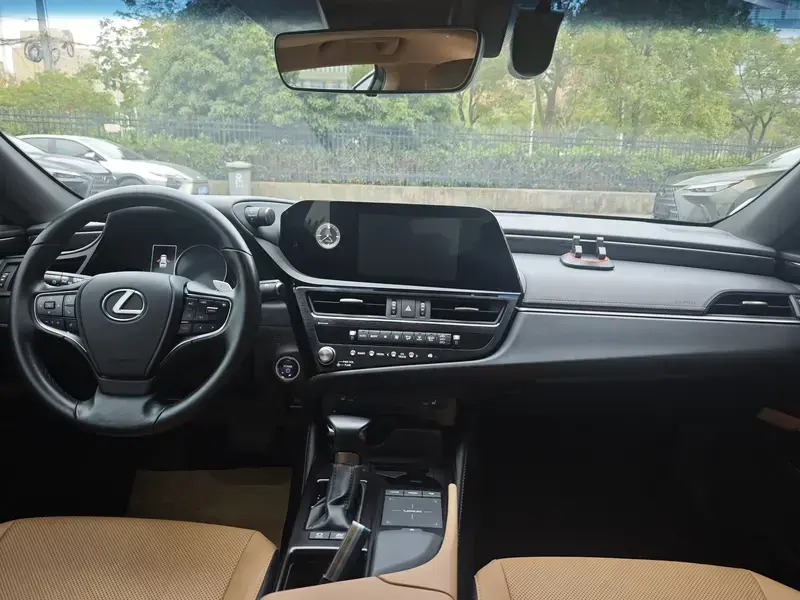 2021 Lexus ES с пробегом 34 800 км