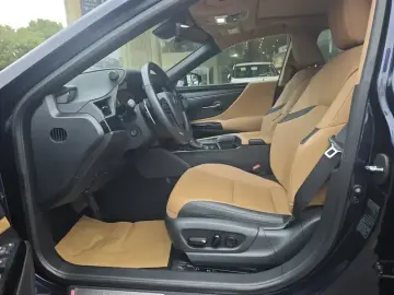 2021 Lexus ES с пробегом 34 800 км