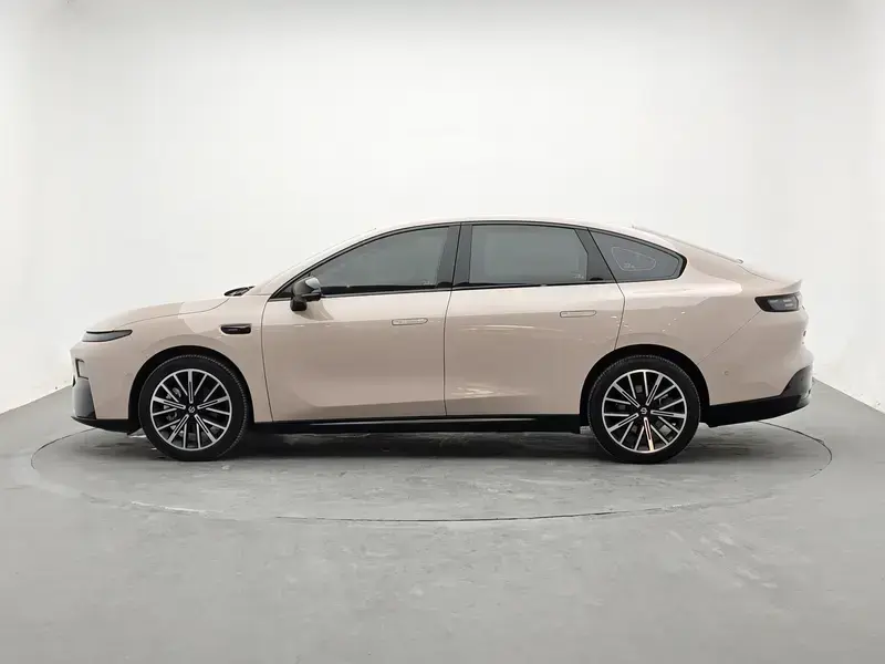 2025 Leapmotor B01 с пробегом 10 900 км