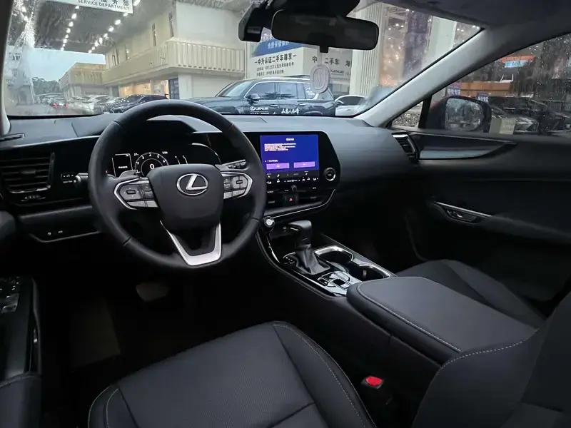 2025 Lexus NX с пробегом 1 000 км