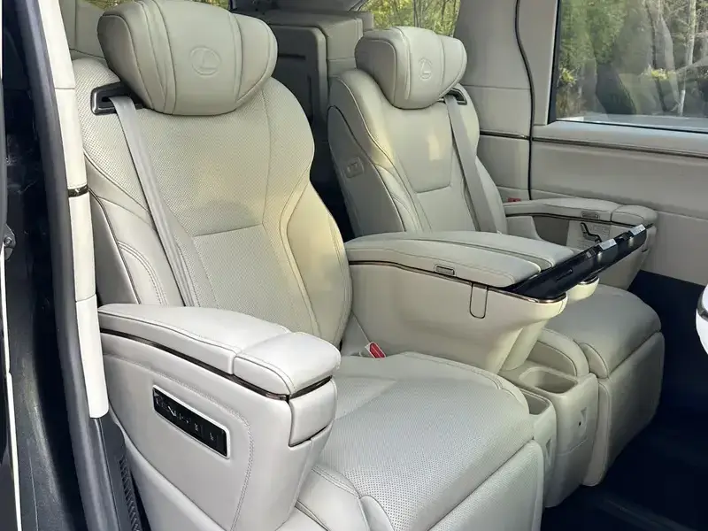 2023 Lexus LM с пробегом 40 000 км