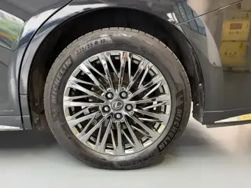 2026 Lexus LM с пробегом 26 600 км